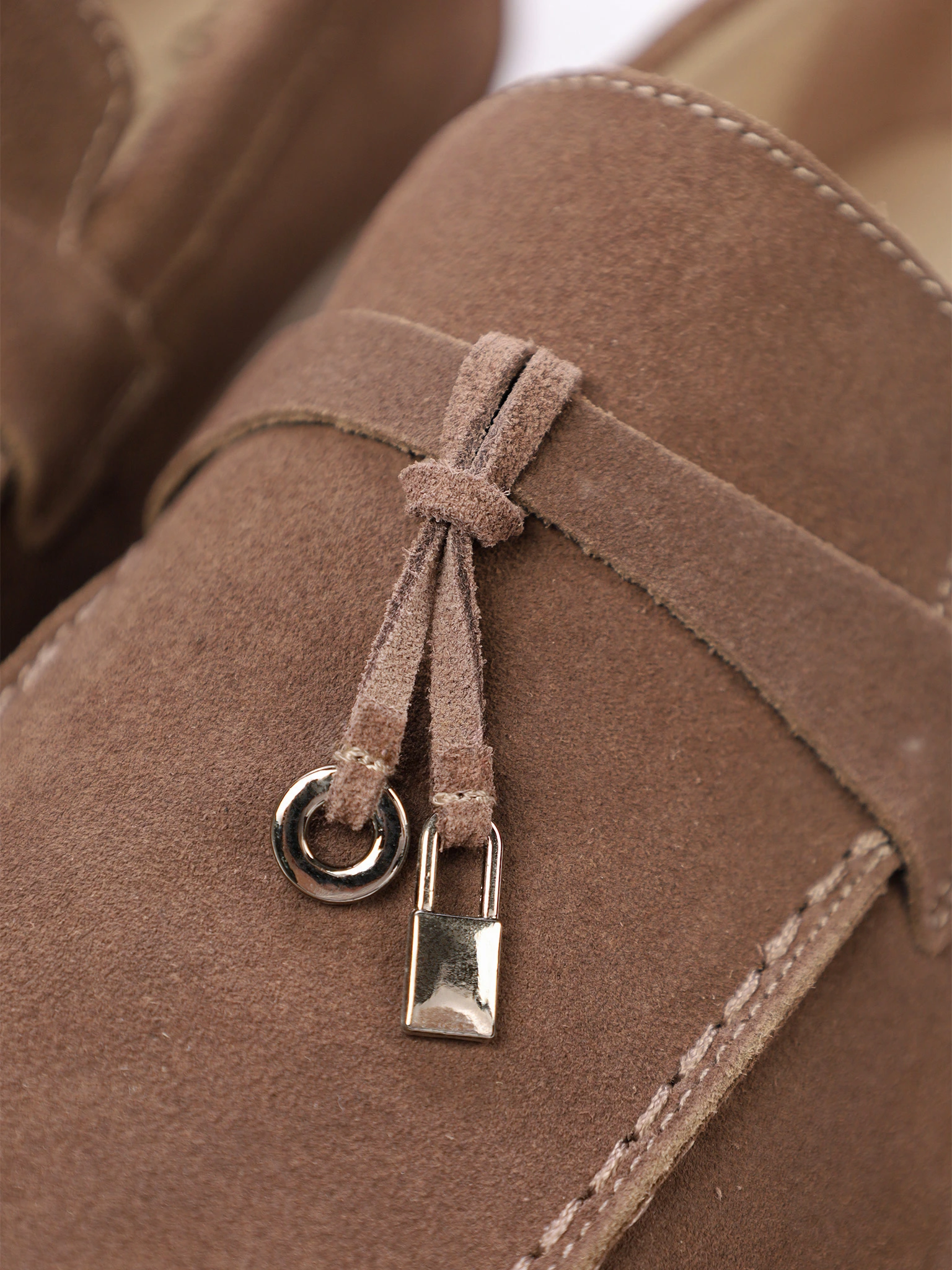 Туфли-лоферы серого цвета на низкой подошве